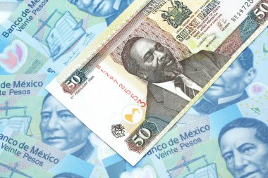50 Kenya şilinlik banknotun Meksika 20 pesosuyla yakın plan görüntüsü.