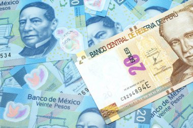 Yeni bir Peru 20 sol banknotunun yakın plan görüntüsü Meksika 'nın 20 pesoluk banknotlarından oluşan bir yatağın üzerine yakın plan.
