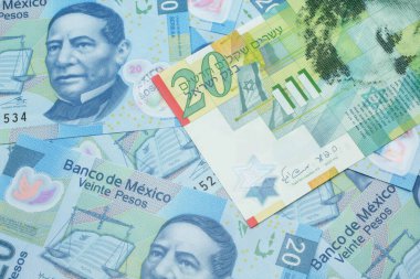 İsrail 'den gelen 20 şekel banknotun Meksika' da 20 peso 'luk banknotun yakın plan görüntüsü.