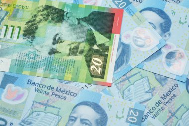 İsrail 'den gelen 20 şekel banknotun Meksika' da 20 peso 'luk banknotun yakın plan görüntüsü.