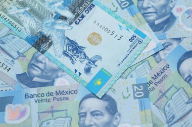 Kazakistan 'dan mavi bir 500' lük banknot ve makroda Meksika 20 pesosu var.