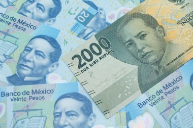 Gri, iki bin Endonezya rupia banknotu, içinde Meksika 20 pesosu olan makroda kapanıyor.