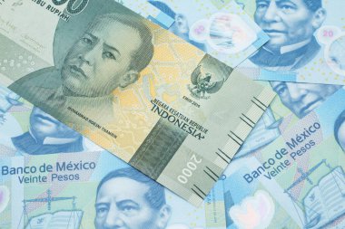 Gri, iki bin Endonezya rupia banknotu, içinde Meksika 20 pesosu olan makroda kapanıyor.
