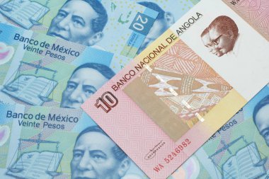 Meksika banknotlarının arka planında kırmızı-beyaz on Angola kwanza banknotu.