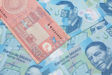 Meksika 'nın makro banknotlarından oluşan yatağında Bangladeş' ten gelen kırmızı, on taka banknotunun yakın çekimi.