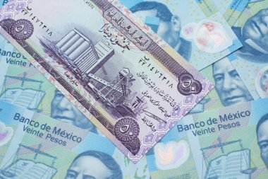 Mor bir Iraklı 50 dinar banknot. Makroda 20 pezoluk Meksika banknotları var. 