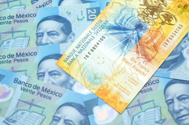 İsviçre 'den gelen sarı, on İsviçre frankı makroda 20 peso' luk Meksika banknotlarıyla kapanıyor.