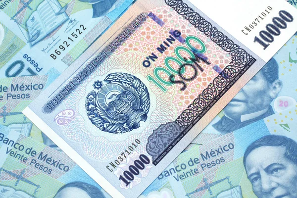Zbliżenie Wizerunek Dziesięciu Tysięcy Uzbeckich Banknotów Som Tle Zielonych Meksykańskich — Zdjęcie stockowe