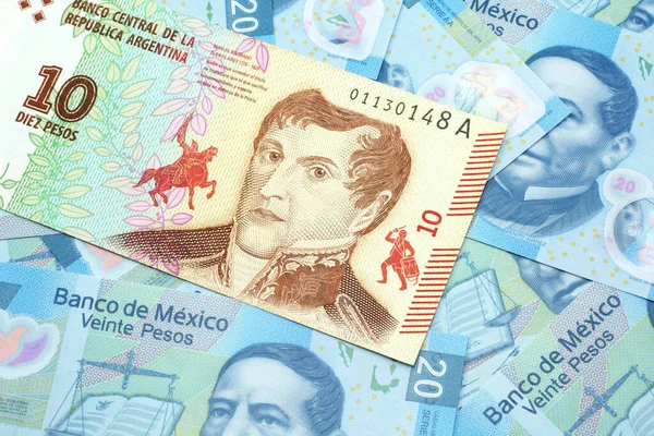 Närbild Tio Pesos Sedel Från Argentina Bädd Mexikanska Tjugo Pesos — Stockfoto