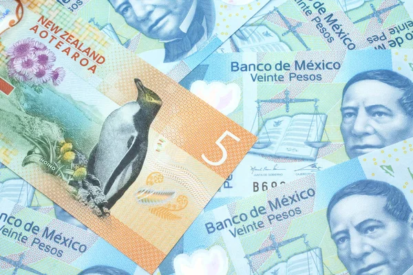 Nahaufnahme Eines Neuseeländischen Fünf Dollar Scheins Mit Mexikanischen Zwanzig Peso — Stockfoto
