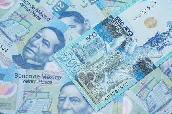 Блакитна Купюра Ятсот Тенге Казахстану Двадцятьма Банкнотами Мексиканського Песо Закриті — стокове фото