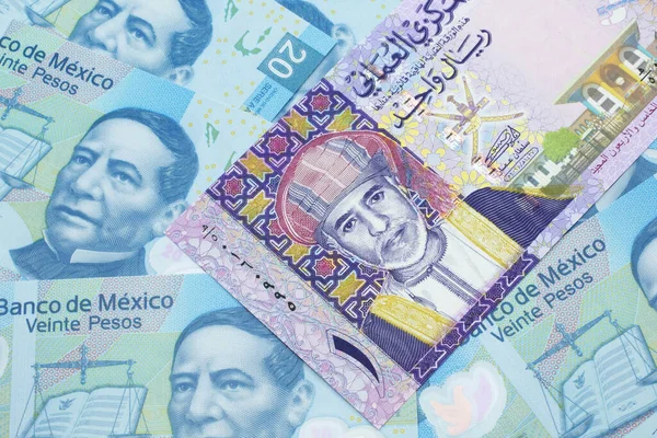 Zbliżenie Wizerunek Barwnej Rial Banknot Oman Łóżku Meksykańskich Dwudziestu Peso — Zdjęcie stockowe