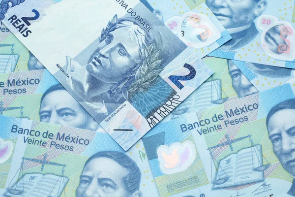 Brezilya 'dan mavi iki reais banknot. Makro olarak yakın plan. Amerika Birleşik Devletleri Meksika 20 pesosu.