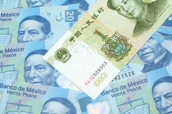 Зображення Зеленого Китайського Юаня Фоні Синьої Мексиканської Банкноти Номіналом Двадцять — стокове фото