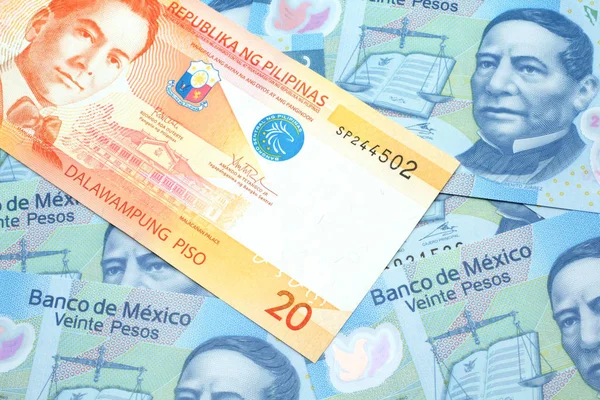 Filipinler 'den bir portakal rengi 20' lik banknot ve makroda 20 peso banknot.