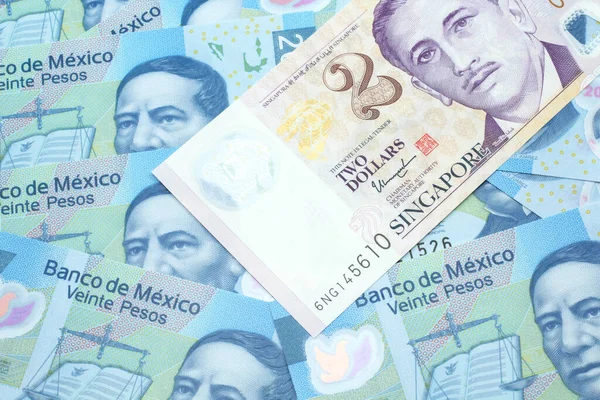 Крупный План Двухдолларовой Купюры Сингапура Крупным Планом Мексиканскими Банкнотами Двадцать — стоковое фото