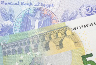 Mor, 25 Mısır kuruşluk bir banknotun yakın plan görüntüsü makroda, mavi ve yeşil, Avrupa 'da 5 avroluk banknotla yakın plan çekilmiş.