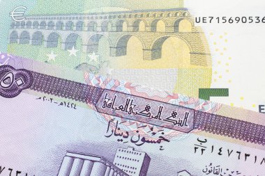 Irak 'tan mor bir 50 dinar banknot, Avrupa Merkez Bankası' ndan 5 Euro 'luk banknotla kapanıyor.