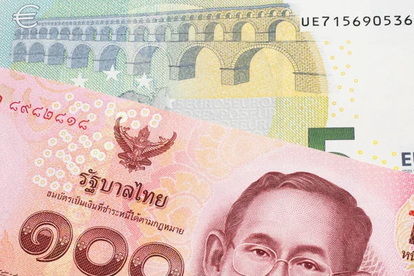 Ένα Κόκκινο Εκατό Μπατ Ταϊλάνδης Μαζί Ένα Χαρτονόμισμα Πέντε Ευρώ — Φωτογραφία Αρχείου