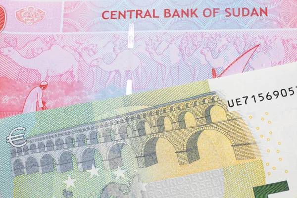 Egy Eurós Európai Uniós Bankjegy Egy Ötven Fontos Szudáni Bankjeggyel — Stock Fotó