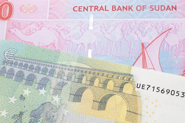 Pięć Euro Rachunek Unii Europejskiej Banknotem Pięćdziesiąt Funtów Sudanu Blisko — Zdjęcie stockowe