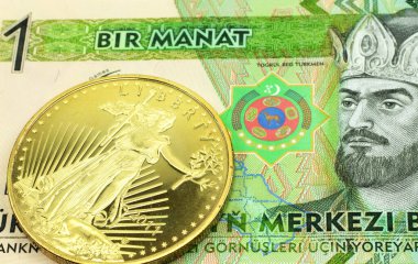 Türkmenistan 'dan gelen yeşil bir menat banknotunun altın sikkesiyle makro görüntüsü. Yakın çekim..