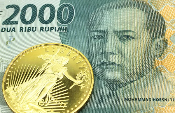 Makrobild 2000 Rupiah Sedel Från Indonesien Med Ett Guldmynt Skjuten — Stockfoto