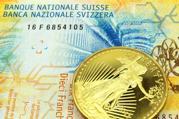金貨と黄色の10スイスフラン紙幣のマクロ画像 近くで撃たれた ロイヤリティフリーのストック写真