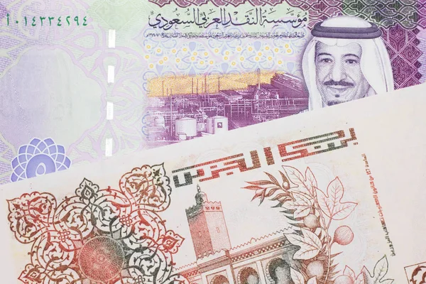 Bej Rengi Iki Yüz Cezayir Dinarı Banknotu Beş Suudi Riyal — Stok fotoğraf