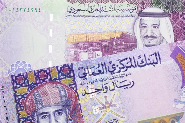 Kolorowy Jeden Rial Omanu Bliska Makro Kolorowym Pięcioma Saudyjskimi Banknotami — Zdjęcie stockowe
