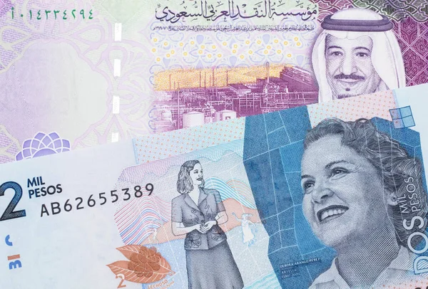 Kolorowe Pięć Saudyjskich Banknotów Riyal Niebieskim Banknotem Dwa Tysiące Peso — Zdjęcie stockowe