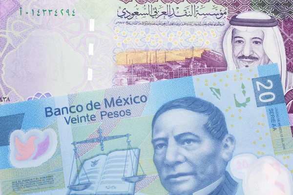 Двадцять Мексіканських Купюр Песо Вистрілені Макро Ятьма Саудівськими Купюрами Саудівської — стокове фото