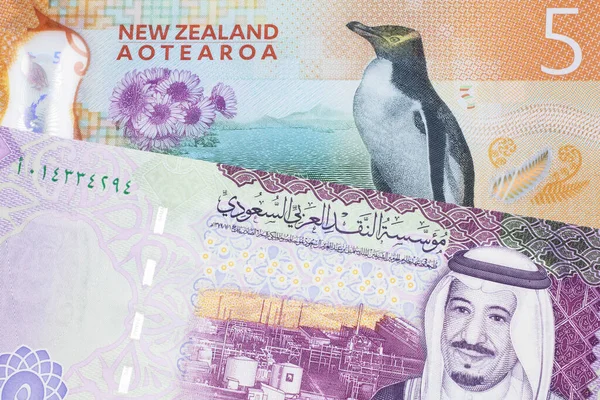 一张五颜六色的新西兰面额五美元的钞票 与沙特阿拉伯面额五张沙特里亚尔的钞票合二为一 — 图库照片
