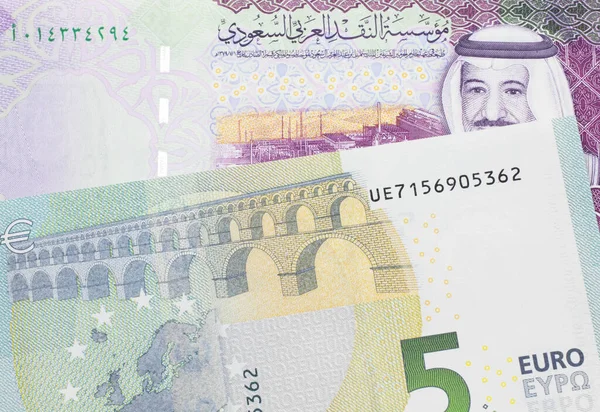 Zielono Żółty Banknot Nominale Euro Kolorowym Banknotem Nominale Riyal Arabii — Zdjęcie stockowe