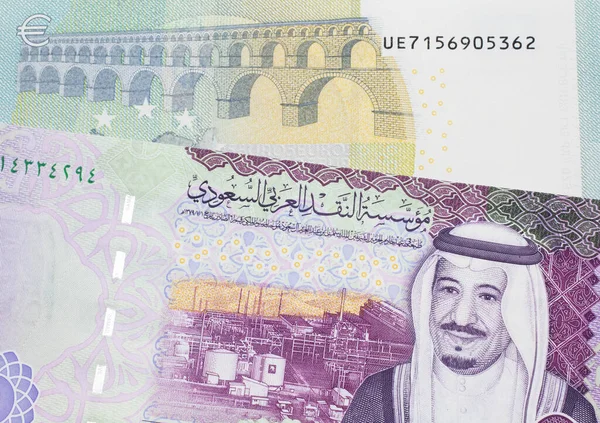 Zielono Żółty Banknot Nominale Euro Kolorowym Banknotem Nominale Riyal Arabii — Zdjęcie stockowe