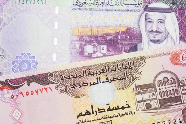 Kolorowy Pięć Saudyjskich Banknotów Riyal Pięcioma Dirham Banknot Zjednoczonych Emiratów — Zdjęcie stockowe