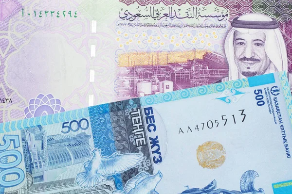 Pięć Wiernych Banknotów Arabii Saudyjskiej Połączonych Niebieskim Banknotem Nominale Pięciuset — Zdjęcie stockowe