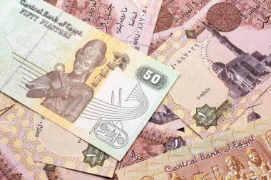 Mısırlı bir 50 kuruşluk banknotun yakın plan resmi ve makroda 1 pound 'luk banknot.