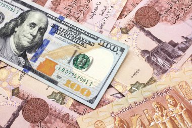 Yeni, mavi bir Amerikan banknotunun makro görüntüsü Mısır 'dan bir pound banknotun arka planına yakın.