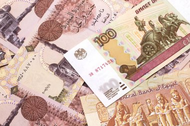 Meksika 'dan gelen Mısır banknotlarının arka planında yüz ruble banknotun yakın plan görüntüsü. Makro çekimde yakın çekim