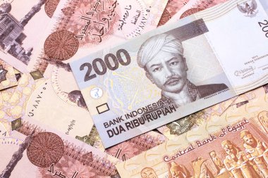 Gri, iki bin Endonezya rupia banknotu ve bir pound 'luk Mısır banknotları makroda kapanıyor.
