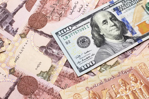 一张新的 蓝色的100美元钞票的宏观图片 其背景是埃及发行的一磅钞票 — 图库照片