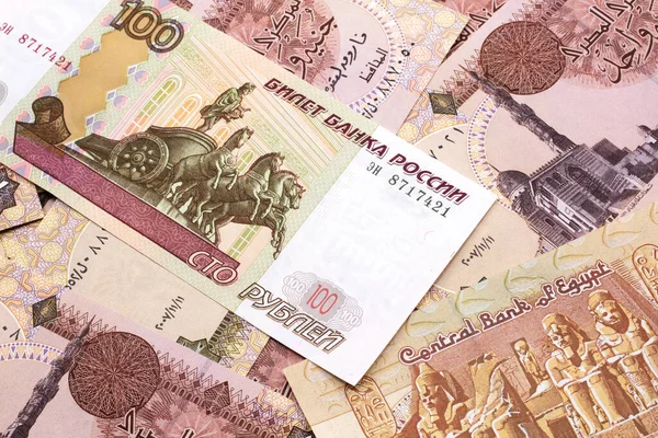 Meksika Dan Gelen Mısır Banknotlarının Arka Planında Yüz Ruble Banknotun — Stok fotoğraf