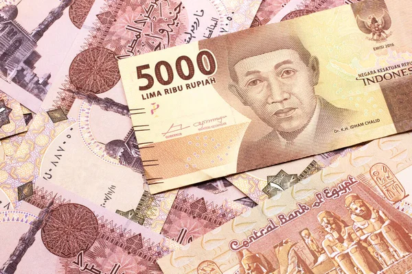 Eine Orangefarbene Fünftausend Indonesische Rupiah Banknote Mit Ägyptischen Ein Pfund — Stockfoto