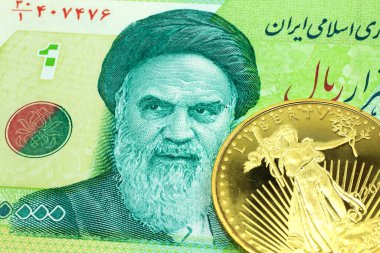 İran 'dan gelen yeşil bir 10 bin riyal banknotunun makro görüntüsü. Altınla birlikte. Yakın çekim..