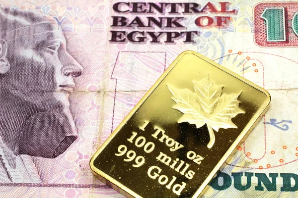 Makró Kép Egy Vörös Egyiptomi Tízfontos Bankjegyről Egy Aranyrúddal Közelről — Stock Fotó