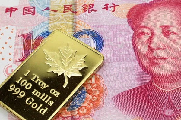 一张红色中国100元钞票和金条的宏观图像 拍近身 — 图库照片