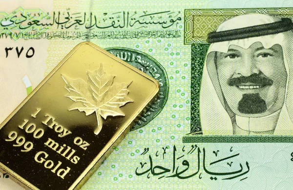 Makroaufnahme Einer Grünen Saudischen Riyal Banknote Mit Goldbarren Schuss Aus — Stockfoto