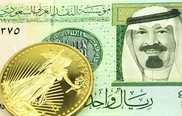 緑色のサウジアラビア リヤル銀行券のマクロ画像 金貨付き 近くで撃たれた — ストック写真
