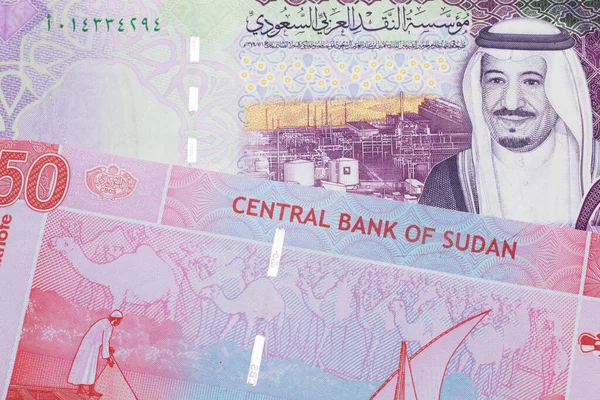 Szaúd Arábiai Bankjegy Egy Ötven Fontos Szudáni Bankjeggyel Közel Makróhoz — Stock Fotó